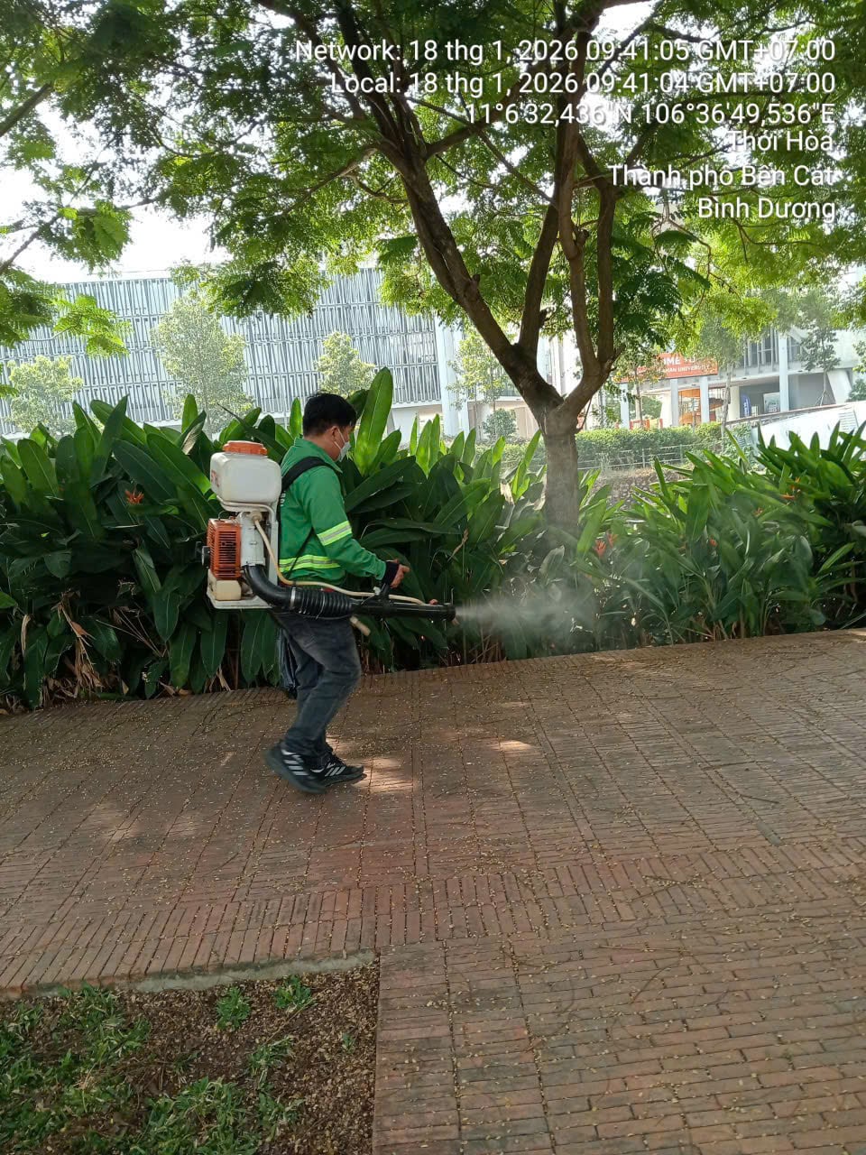 Kỹ thuật viên Foodtech mang đồ bảo hộ phun xịt thuốc diệt côn trùng định kỳ tại nhà máy sản xuất