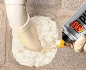Kỹ thuật viên Foodtech sử dụng keo bọt nở và lưới thép trám lỗ hở ngăn chuột chui vào
