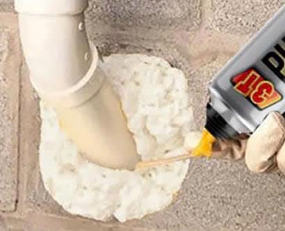 Kỹ thuật viên Foodtech sử dụng keo bọt nở và lưới thép trám lỗ hở ngăn chuột chui vào